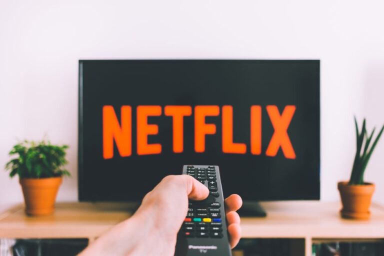 Marek Kondrat krytycznie o serialowej „Lalce” Netfliksa. Broni kinowej adaptacji