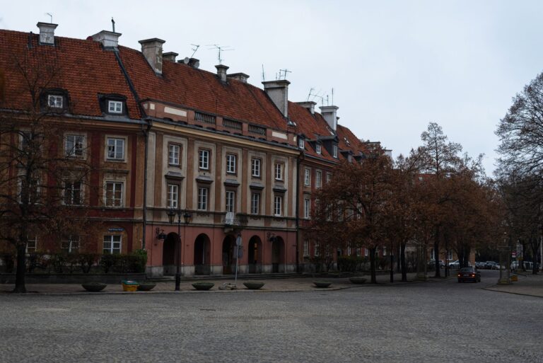 Zabytkowe kamienice w Warszawie jesienią