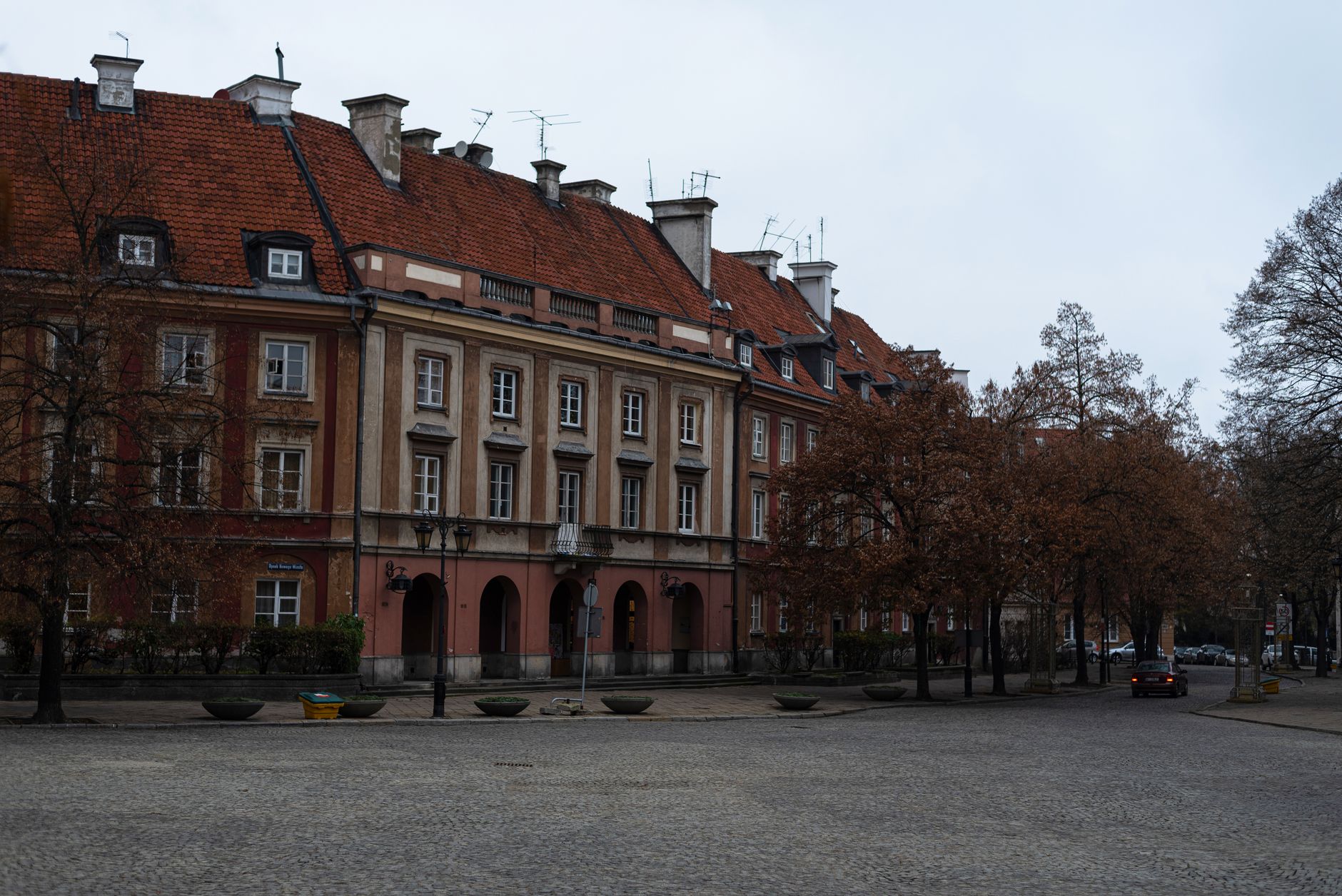 Zabytkowe kamienice w Warszawie jesienią