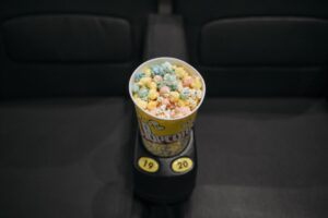 Popcorn na fotelu w sali kinowej