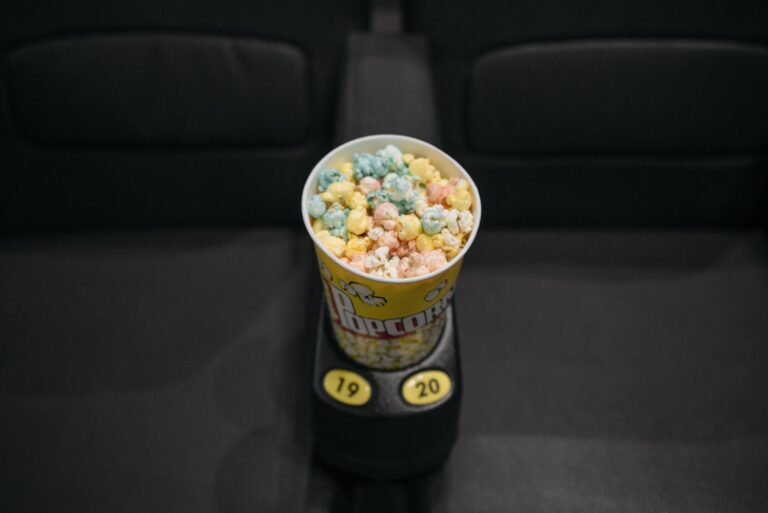 Popcorn na fotelu w sali kinowej