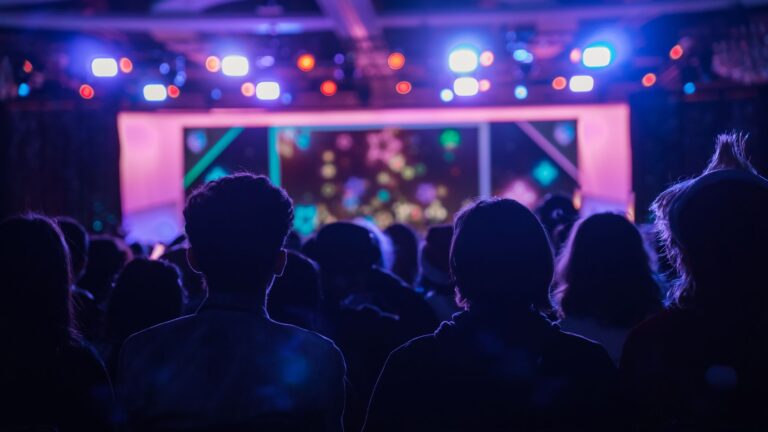 Publiczność przed sceną w kolorowych światłach