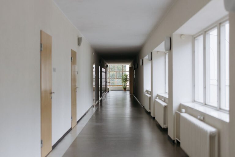 Pusty korytarz w budynku szpitalnym z drzwiami i oknami