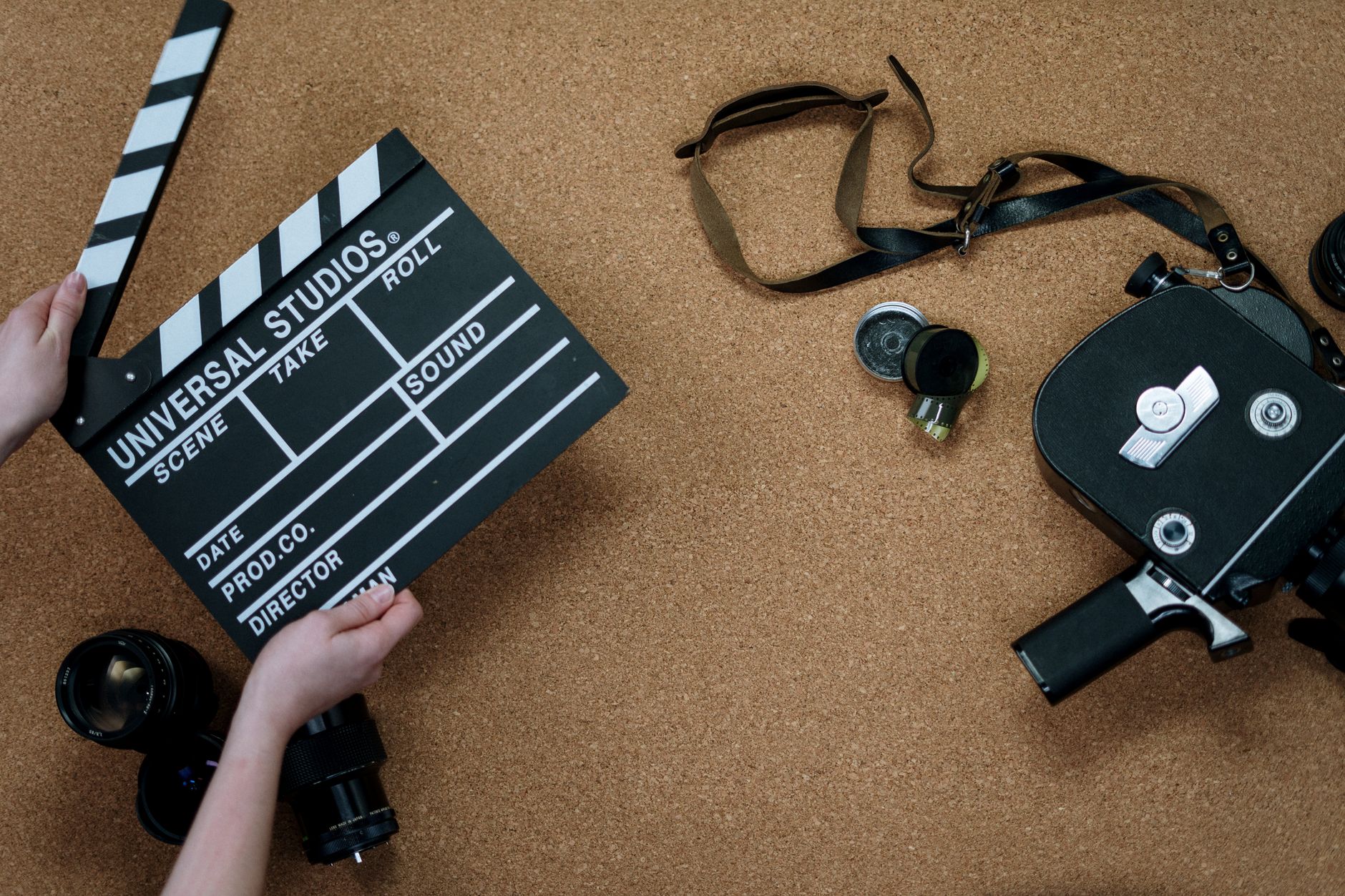 Klasyczna kamera filmowa i klaps