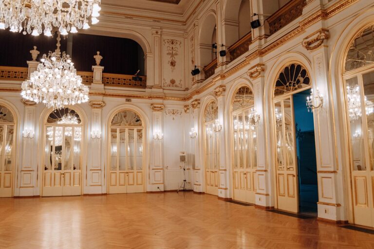 Elegancka sala z żyrandolami