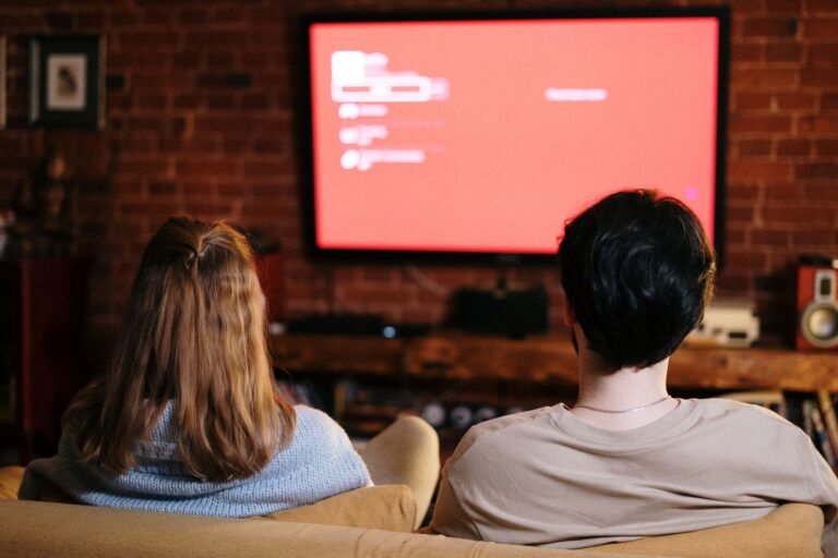 Para oglądająca serial w telewizji